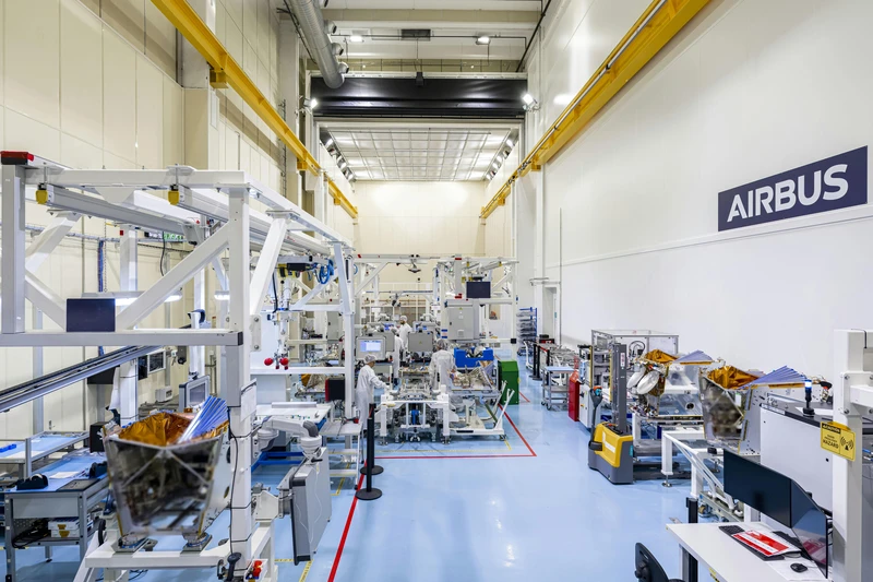 L�nea de producci�n de la constelaci�n de sat�lites OneWeb de Airbus. Foto: Airbus